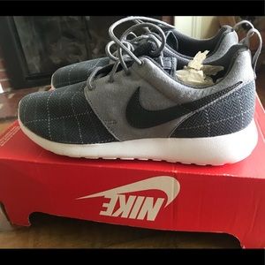 Boys 6Y Nike Roshe One SE Sneakers